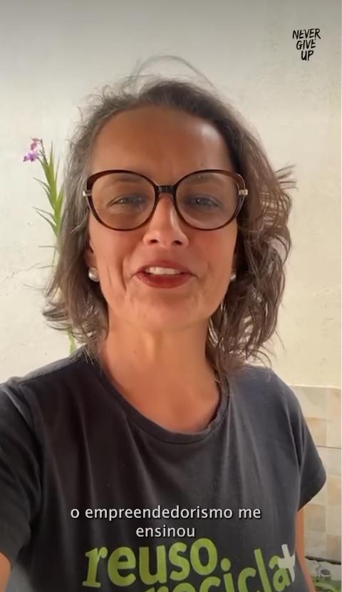 Yula, da Reuso Recicla, gravando seu depoimento sobre a mentoria
