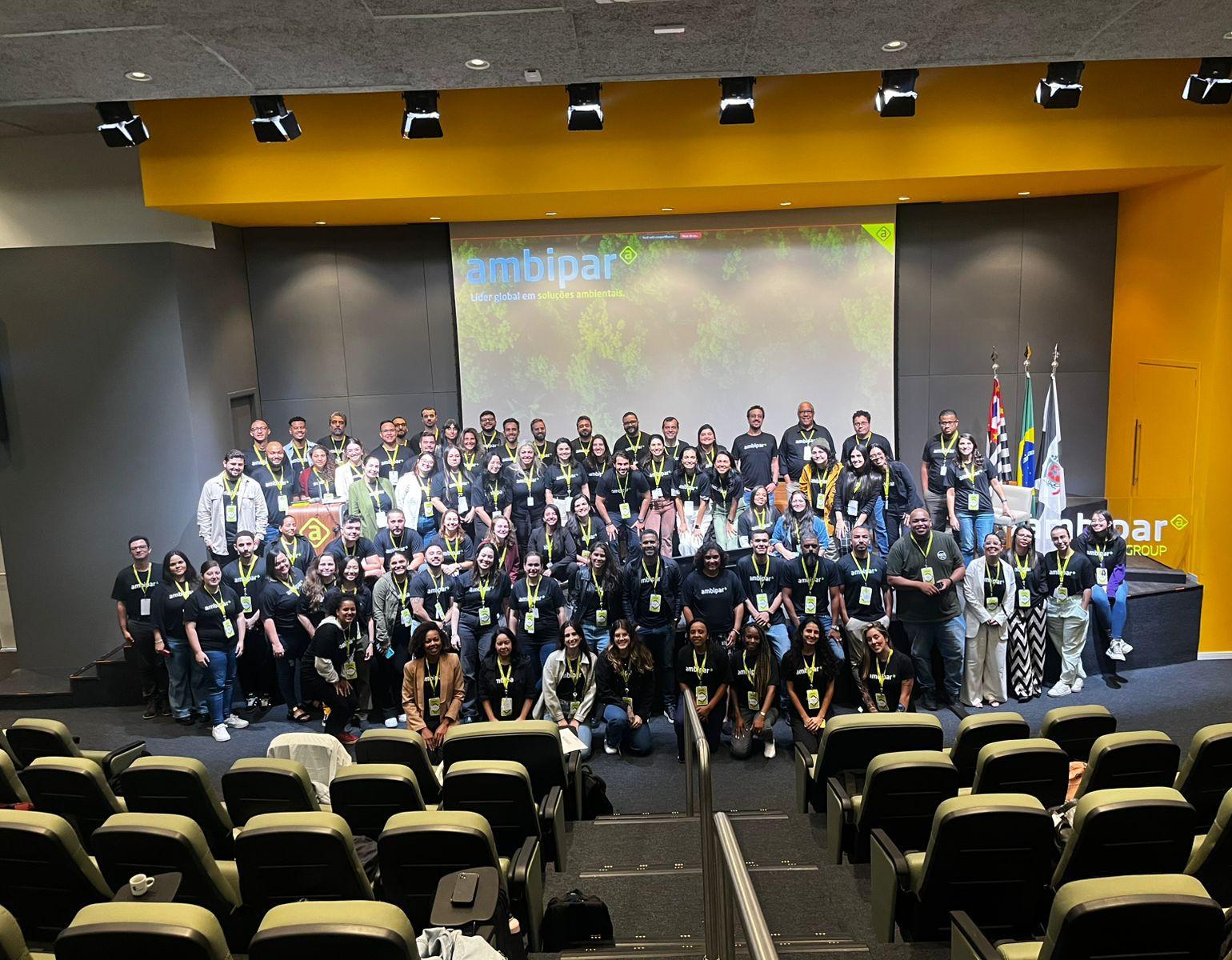 Time reunido em auditório no evento que marcou a integração da operação