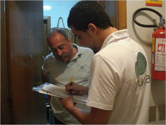 Alexandre no início da operação, fazendo abordagem porta a porta com prancheta na mão