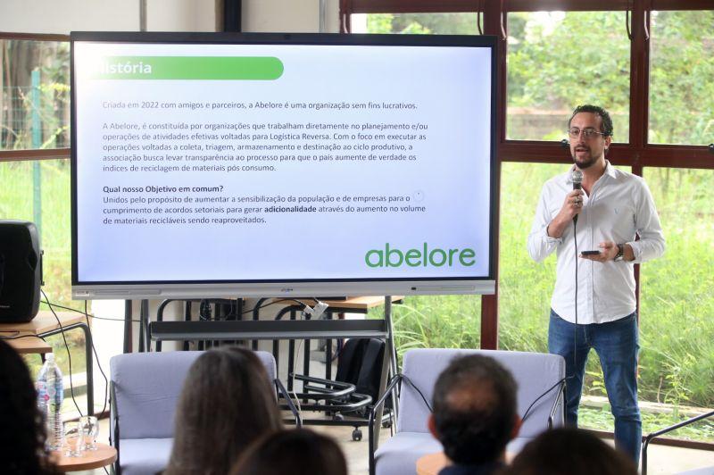Alexandre Furlan Braz palestrando em evento da ABELORE
